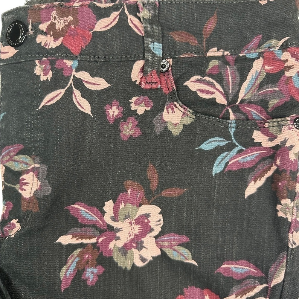 Bandolino Amy‎ black/burgundy floral straight leg  jeans - Picture 2 of 7